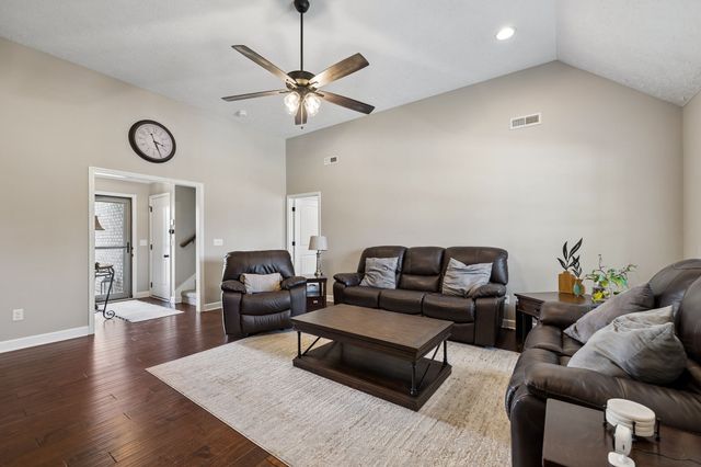 1951 Mural Ln, Murfreesboro, TN 37127