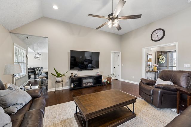 1951 Mural Ln, Murfreesboro, TN 37127