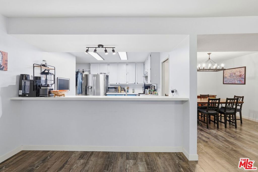Image 10 of property listing at 5440 Lindley Avenue 206, Encino, CA 91316