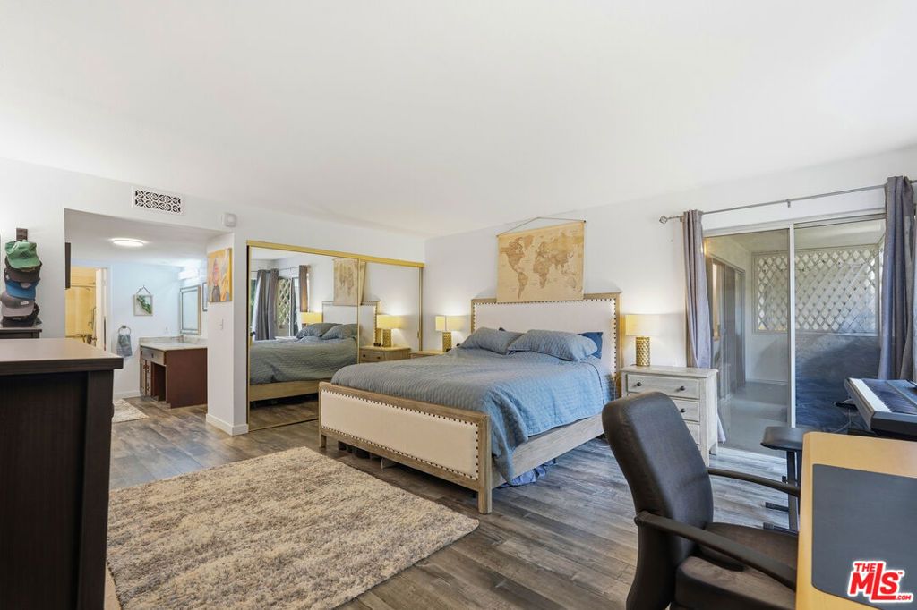 Image 15 of property listing at 5440 Lindley Avenue 206, Encino, CA 91316