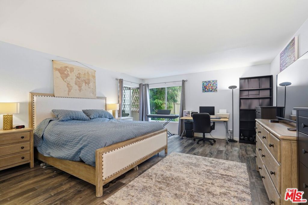 Image 16 of property listing at 5440 Lindley Avenue 206, Encino, CA 91316