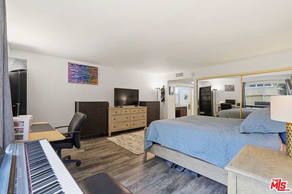 Image 17 of property listing at 5440 Lindley Avenue 206, Encino, CA 91316