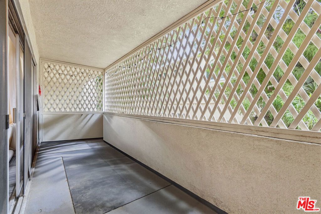 Image 19 of property listing at 5440 Lindley Avenue 206, Encino, CA 91316