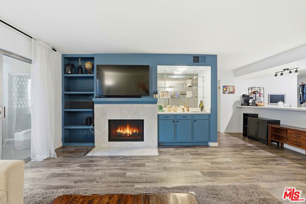 Image 2 of property listing at 5440 Lindley Avenue 206, Encino, CA 91316