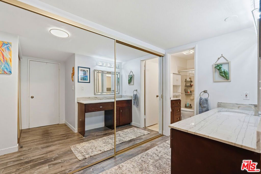 Image 21 of property listing at 5440 Lindley Avenue 206, Encino, CA 91316