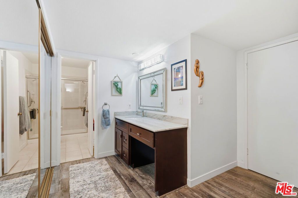 Image 22 of property listing at 5440 Lindley Avenue 206, Encino, CA 91316