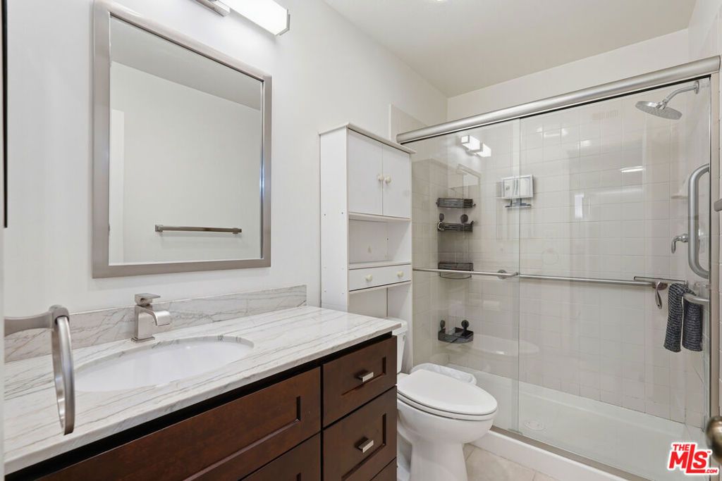Image 23 of property listing at 5440 Lindley Avenue 206, Encino, CA 91316