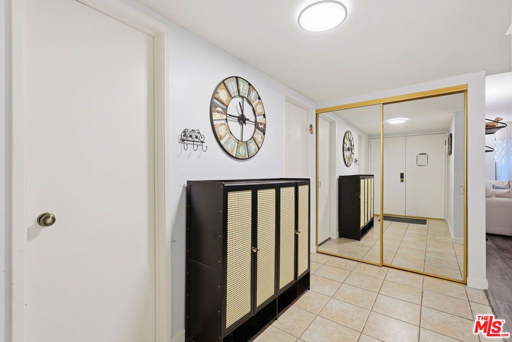 Image 24 of property listing at 5440 Lindley Avenue 206, Encino, CA 91316