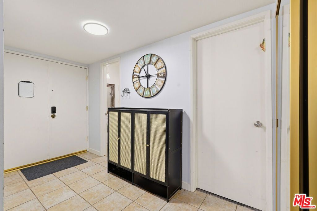 Image 25 of property listing at 5440 Lindley Avenue 206, Encino, CA 91316