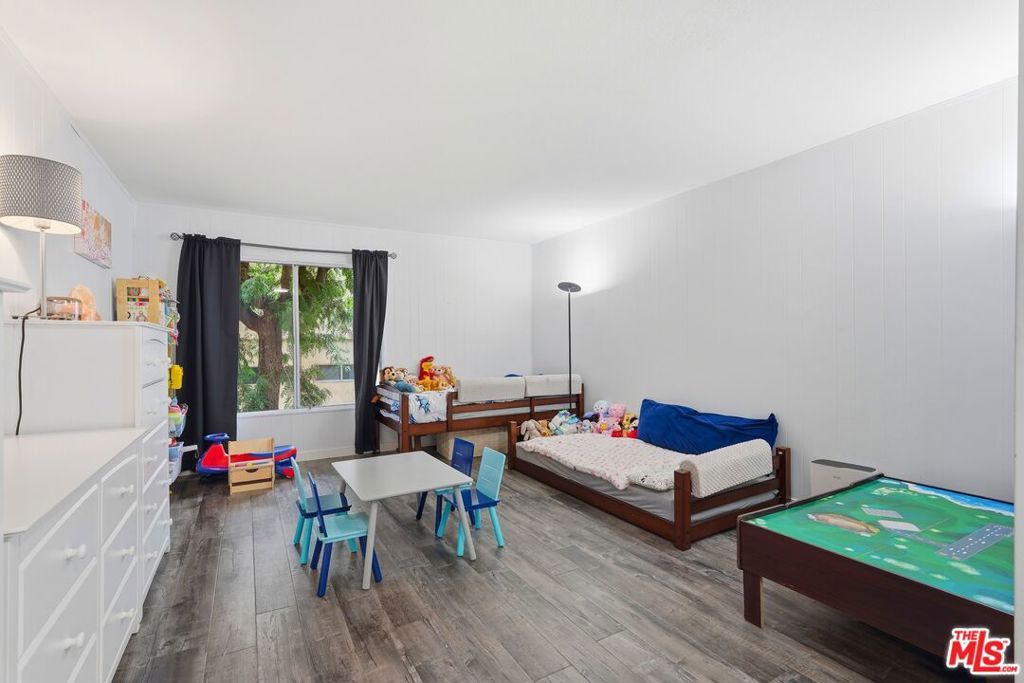 Image 27 of property listing at 5440 Lindley Avenue 206, Encino, CA 91316
