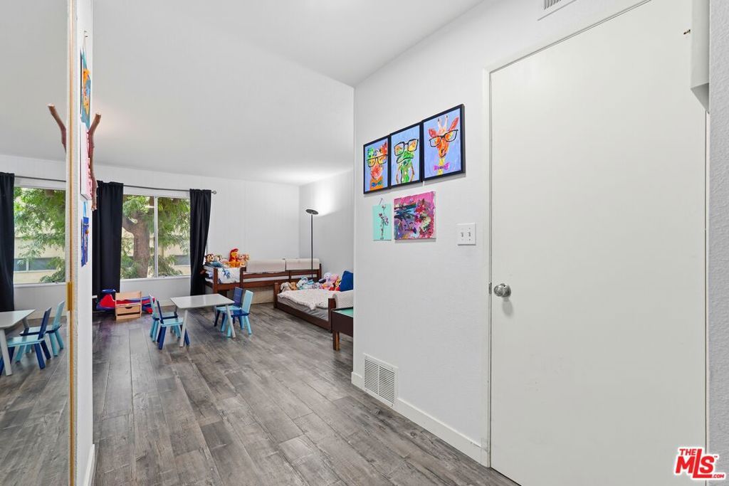 Image 28 of property listing at 5440 Lindley Avenue 206, Encino, CA 91316