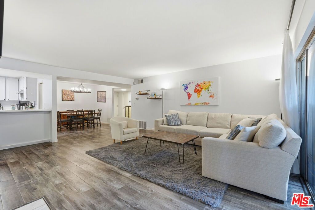Image 3 of property listing at 5440 Lindley Avenue 206, Encino, CA 91316