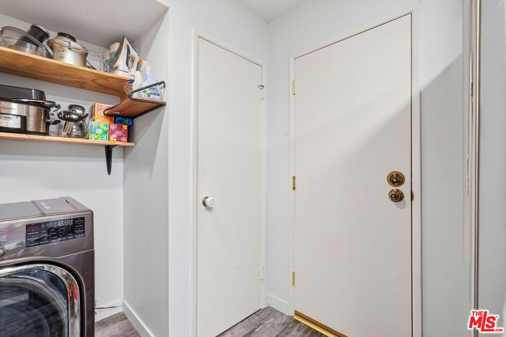 Image 30 of property listing at 5440 Lindley Avenue 206, Encino, CA 91316