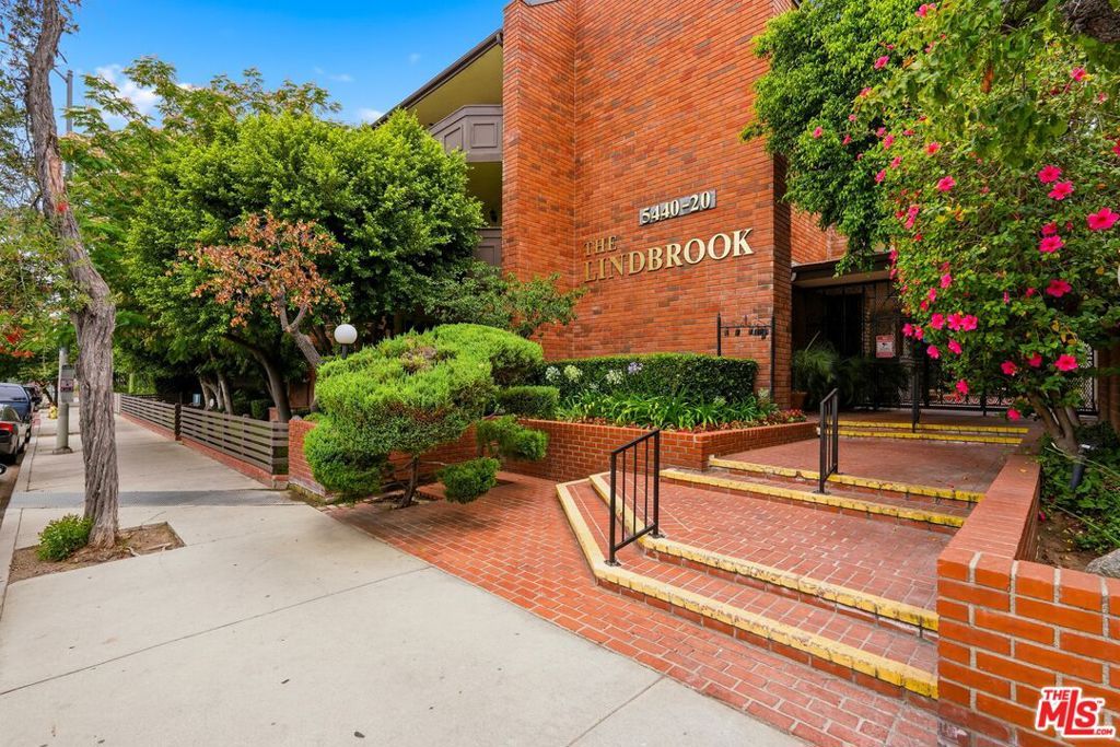 Image 31 of property listing at 5440 Lindley Avenue 206, Encino, CA 91316