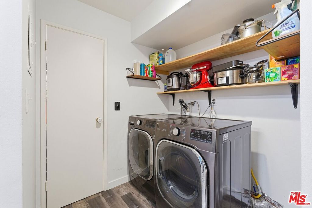 Image 33 of property listing at 5440 Lindley Avenue 206, Encino, CA 91316