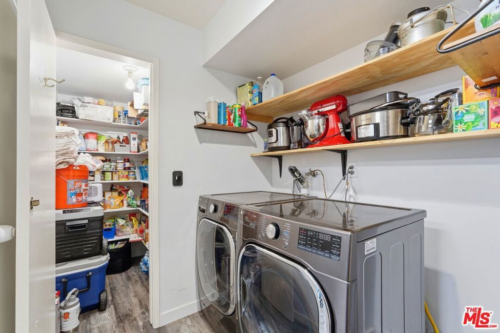 Image 34 of property listing at 5440 Lindley Avenue 206, Encino, CA 91316