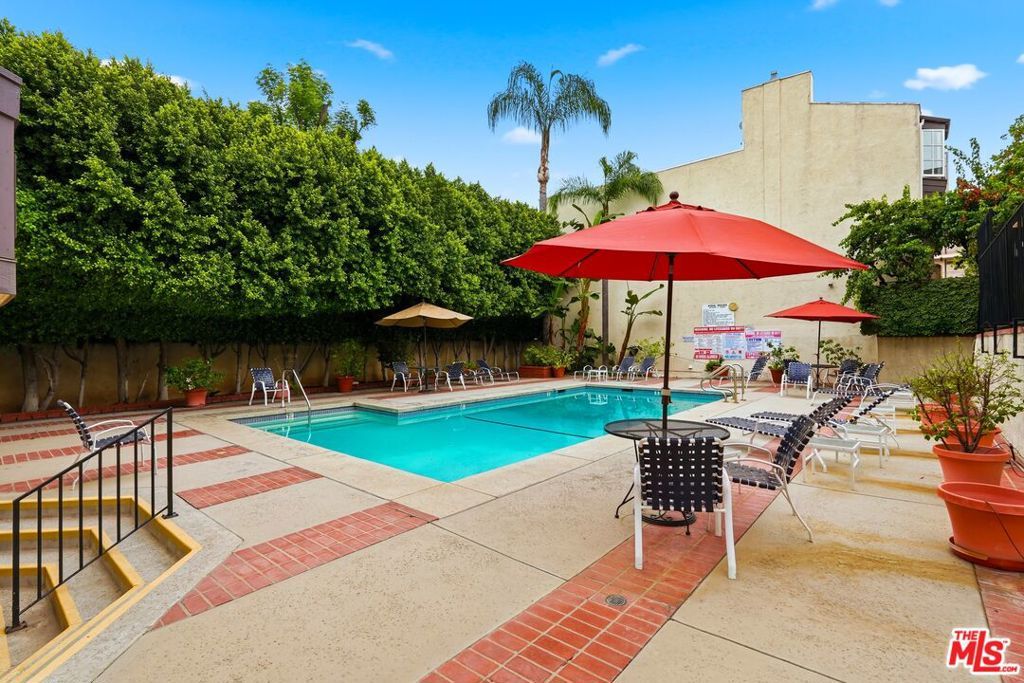 Image 37 of property listing at 5440 Lindley Avenue 206, Encino, CA 91316