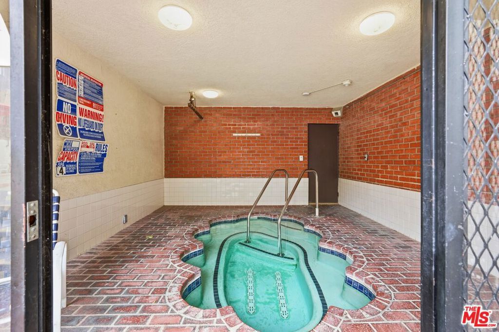 Image 39 of property listing at 5440 Lindley Avenue 206, Encino, CA 91316