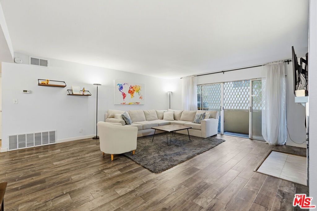 Image 4 of property listing at 5440 Lindley Avenue 206, Encino, CA 91316