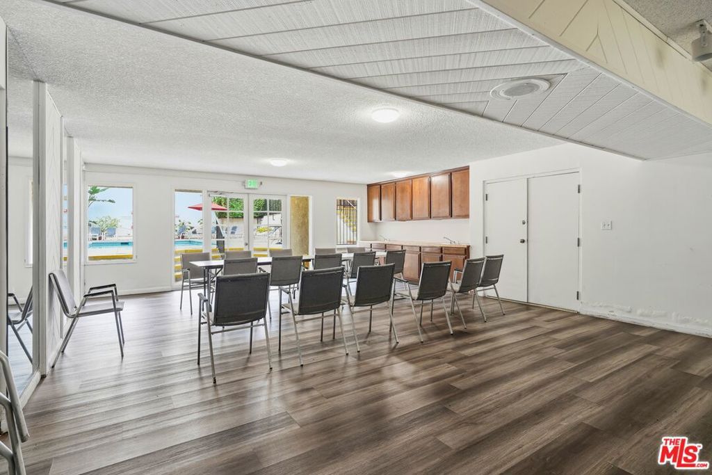 Image 40 of property listing at 5440 Lindley Avenue 206, Encino, CA 91316