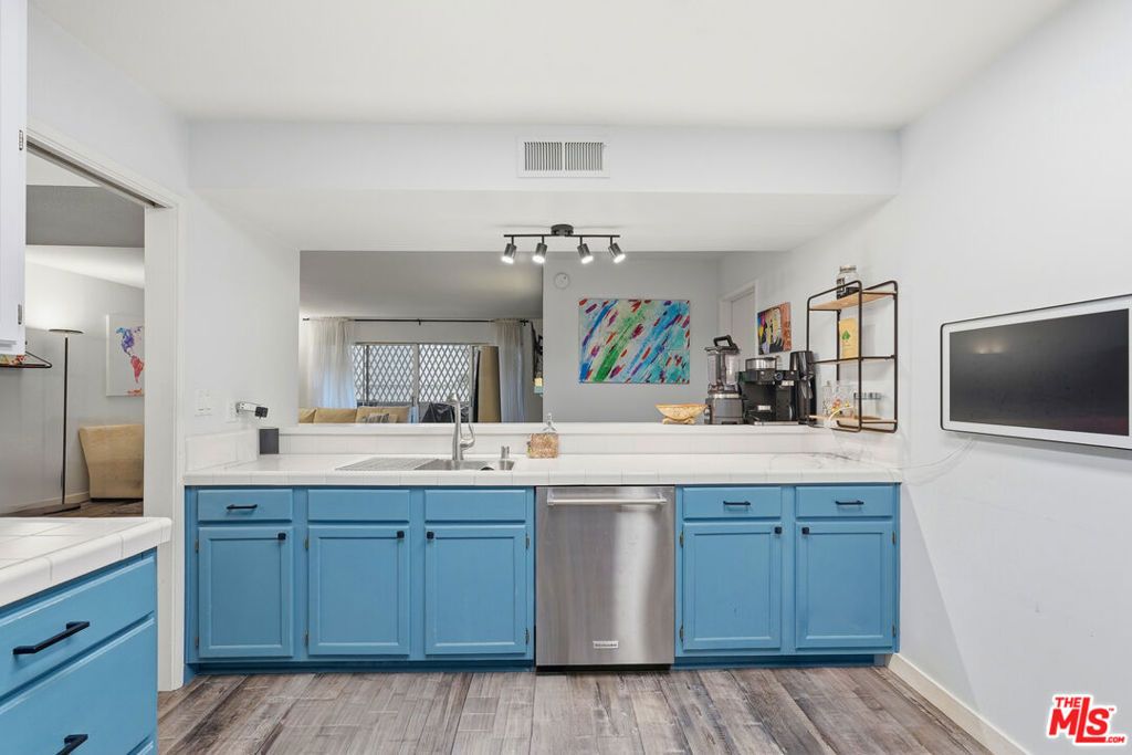 Image 5 of property listing at 5440 Lindley Avenue 206, Encino, CA 91316