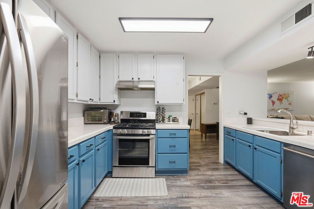 Image 6 of property listing at 5440 Lindley Avenue 206, Encino, CA 91316