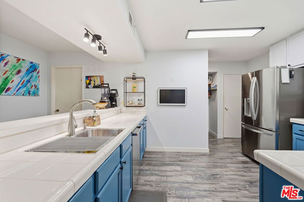 Image 8 of property listing at 5440 Lindley Avenue 206, Encino, CA 91316