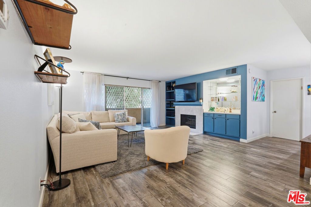 Image 9 of property listing at 5440 Lindley Avenue 206, Encino, CA 91316