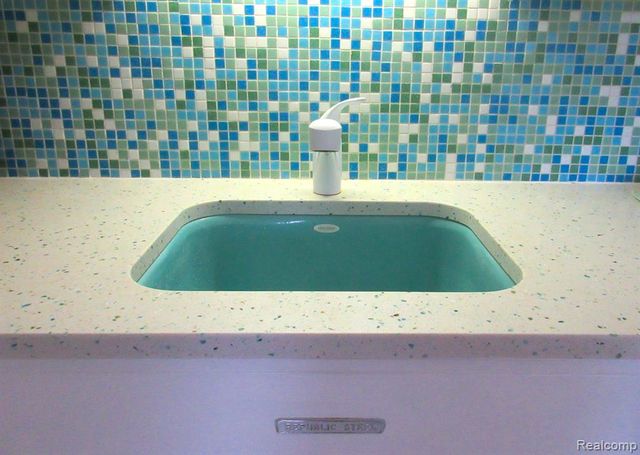 1550 Cherboneau 218, Detroit, MI 48207