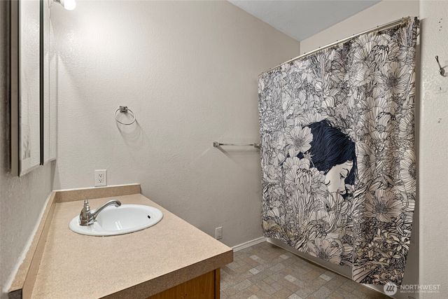 1011 E Fairhaven Avenue, Burlington, WA 98233