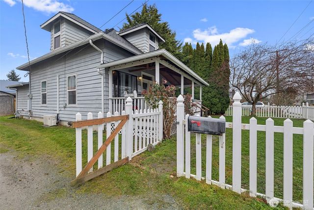 1011 E Fairhaven Avenue, Burlington, WA 98233