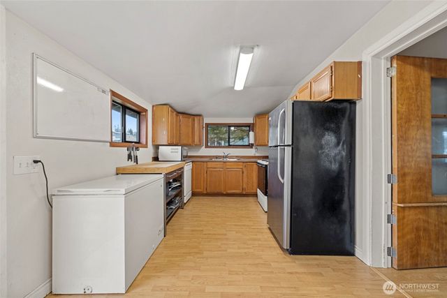 1011 E Fairhaven Avenue, Burlington, WA 98233