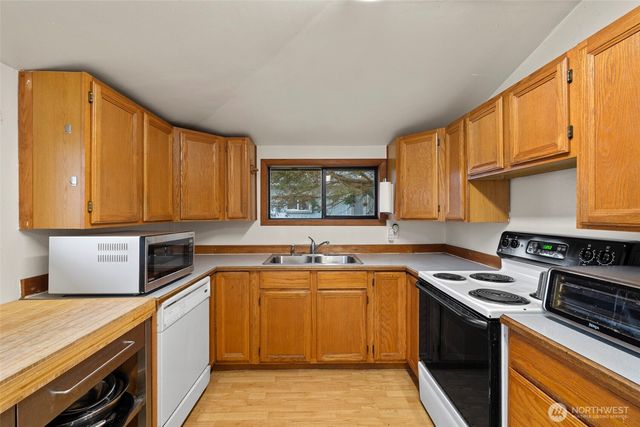 1011 E Fairhaven Avenue, Burlington, WA 98233