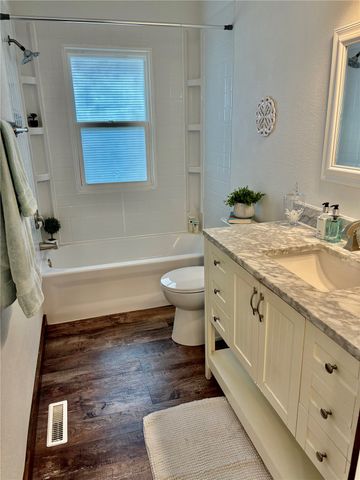 1065 H Avenue NW, Cedar Rapids, IA 52405