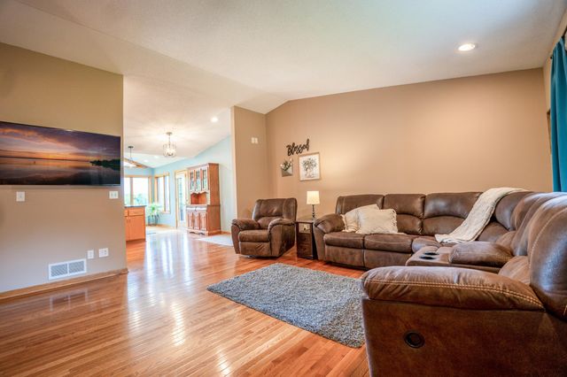 19643 71st Street NE, New London, MN 56273