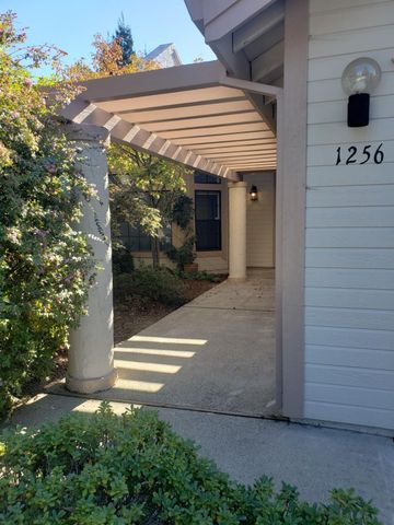 1256 Saddle Ct, Auburn, CA 95603