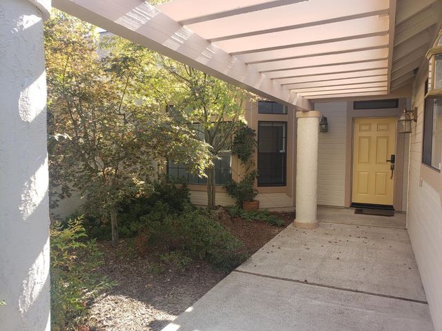 1256 Saddle Ct, Auburn, CA 95603