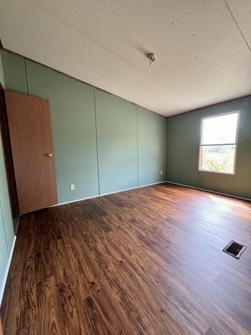 227 Green Hill Rd, Pleasant Shade, TN 37145