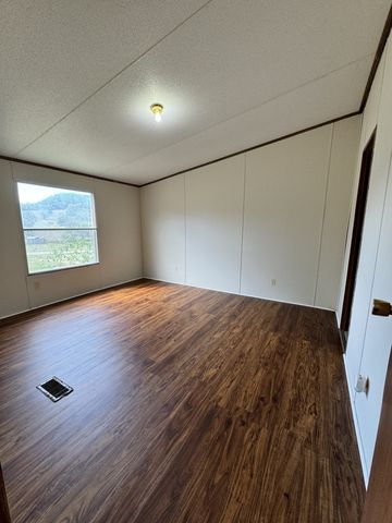 227 Green Hill Rd, Pleasant Shade, TN 37145
