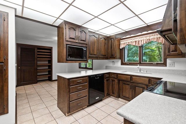 2450 HILLSIDE LANE, Green Bay, WI 54302