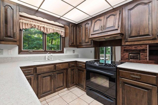 2450 HILLSIDE LANE, Green Bay, WI 54302
