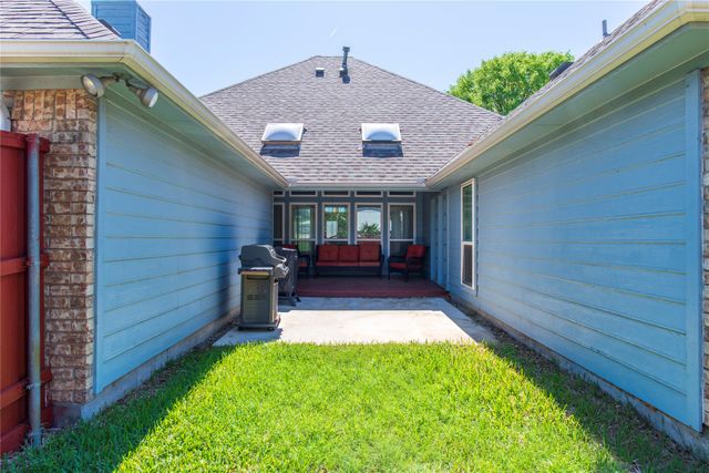 2009 Arbor Creek Drive, Carrollton, TX 75010