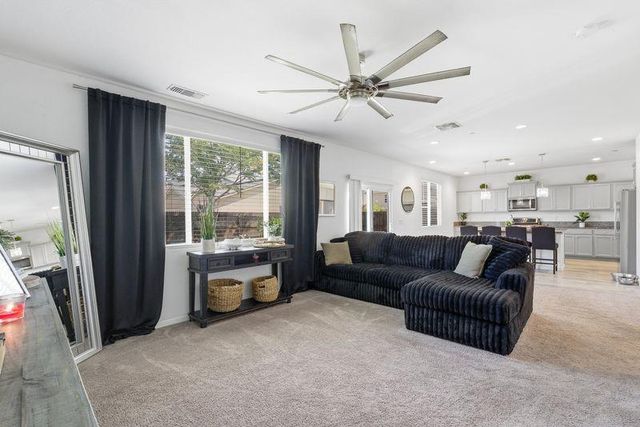 1799 Florence Avenue, Dinuba, CA 93618