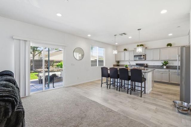 1799 Florence Avenue, Dinuba, CA 93618