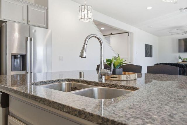 1799 Florence Avenue, Dinuba, CA 93618