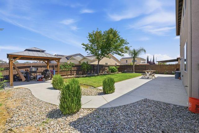 1799 Florence Avenue, Dinuba, CA 93618
