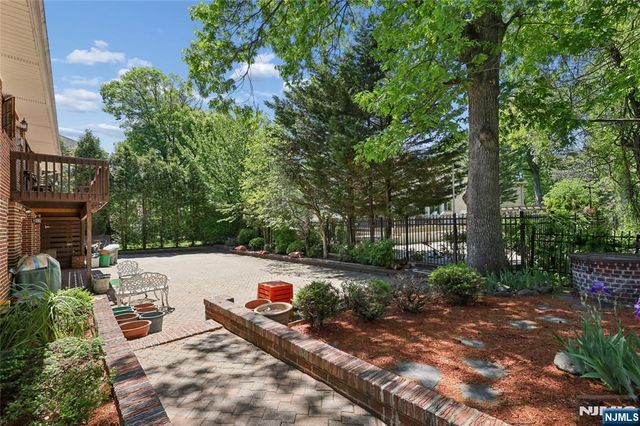 12 Beverly Road, Englewood Cliffs, NJ 07632