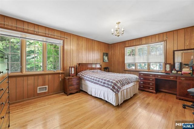 12 Beverly Road, Englewood Cliffs, NJ 07632