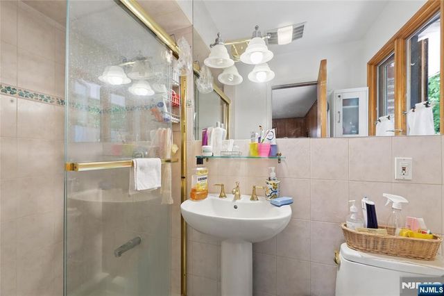 12 Beverly Road, Englewood Cliffs, NJ 07632