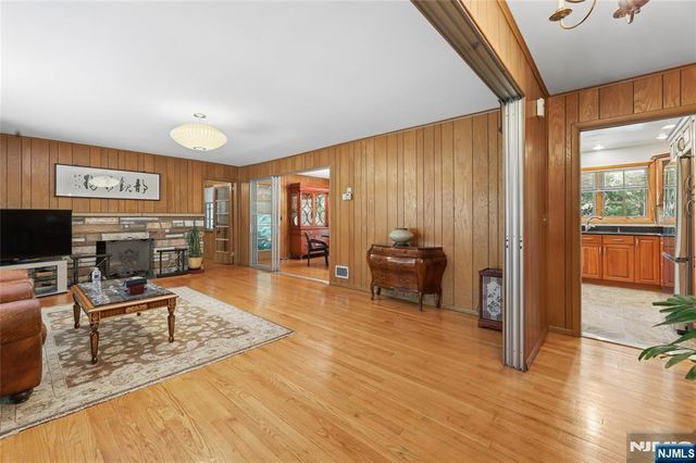 12 Beverly Road, Englewood Cliffs, NJ 07632